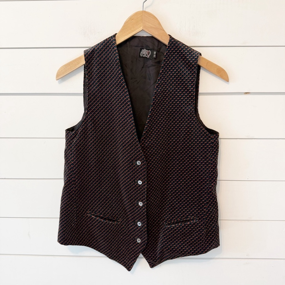 Ellen Tracy Vintage Men’s button-front vest features a classic V-neckline 9/10